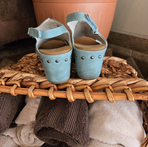 Very G ,Chic Torquoise Wedge Sandals Size 8 Great condition! - Picture 5 of 5